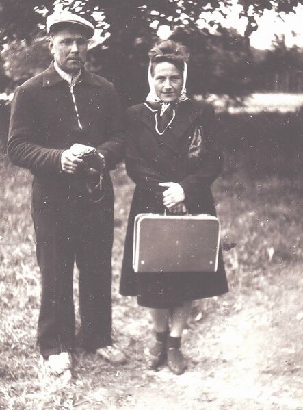 Fail:1944.06.16. Jaan ja Leida Koni Puhja pargis cor.jpg