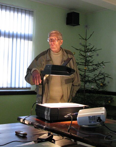 Fail:Anto Äksis 2010 oma legendaarse tuumakohvriga.jpg